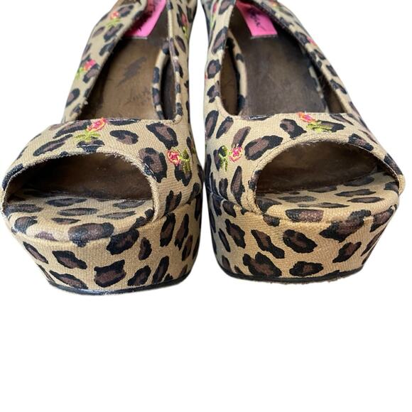 Betsey Johnson Mystify Leopard Embroidered Sling Back Platform Heels size 8 Tan - Picture 6 of 10